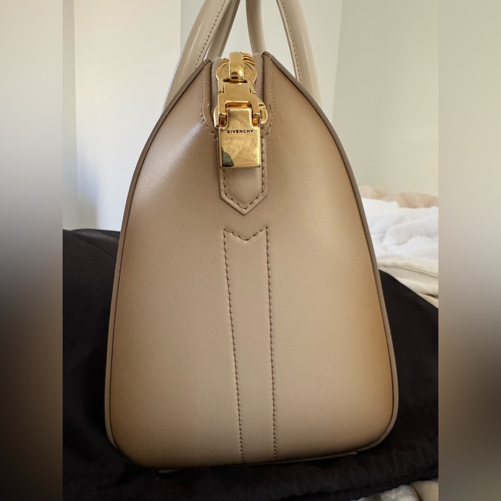 Givenchy Antigona Small in Dust Grey - Picture 4 of 8